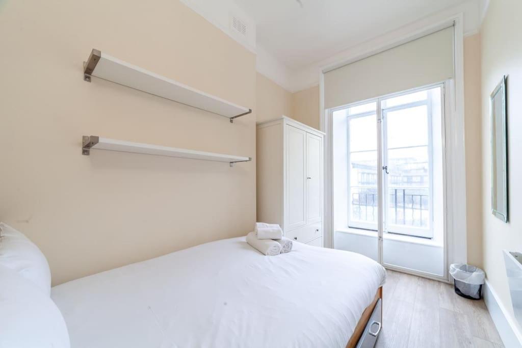 Spacious & 3-bed Flat By Popular Waterloo! * Londen