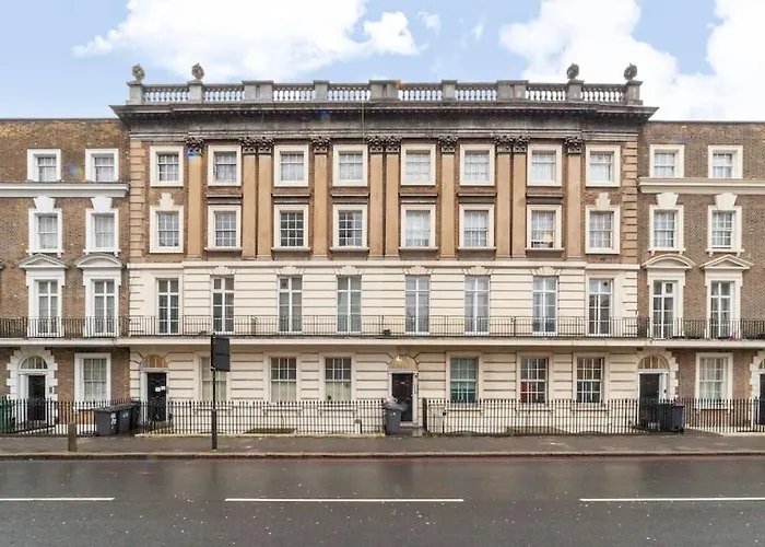 Spacious & Central 3-Bed Flat By Popular Waterloo!