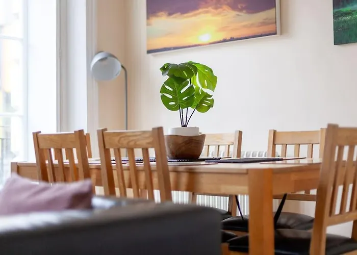 Spacious & Central 3-Bed Flat By Popular Waterloo!